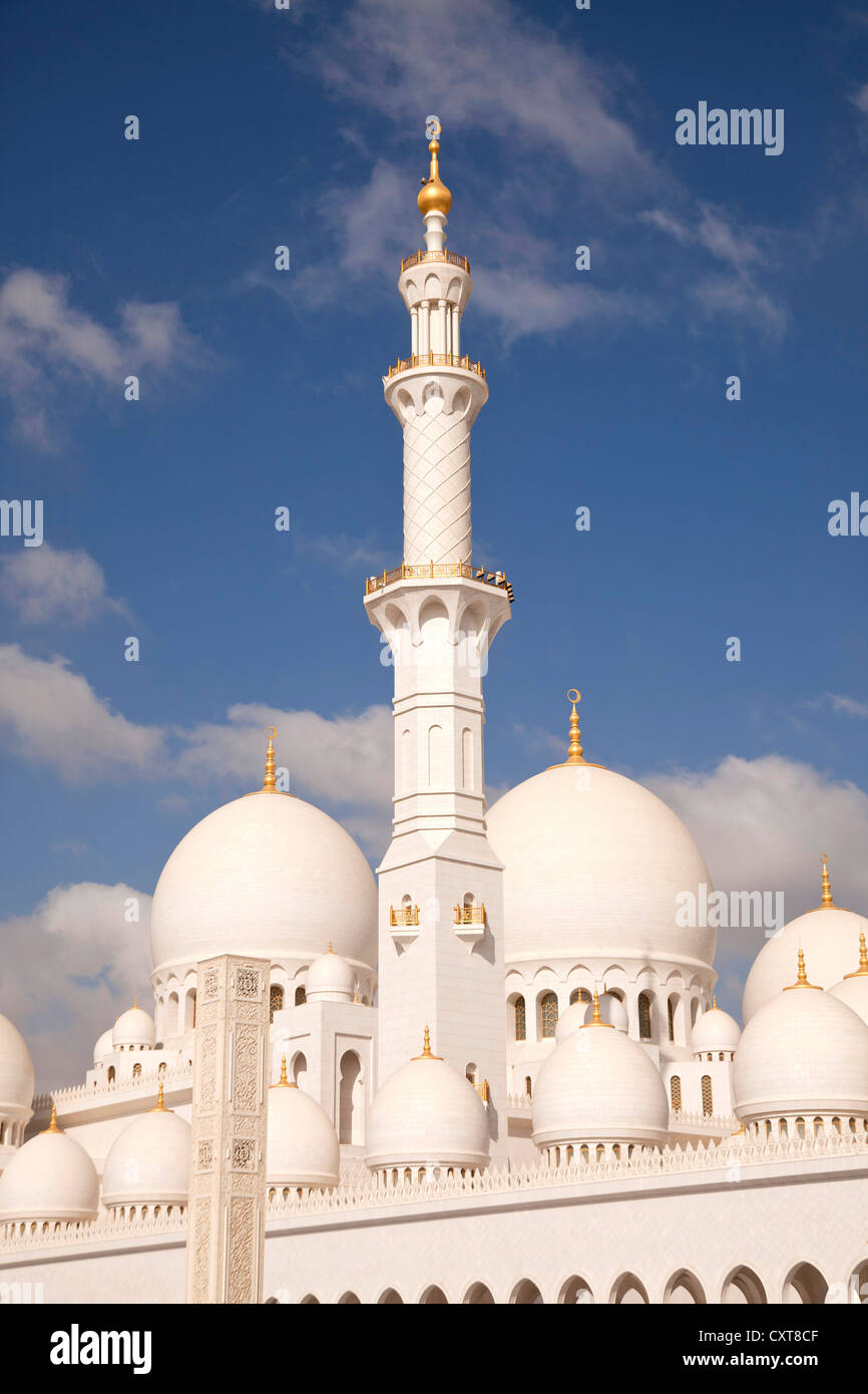 Minarette und Kuppeln der Sheikh-Zayed-Moschee in Abu Dhabi, Vereinigte Arabische Emirate, Asien Stockfoto