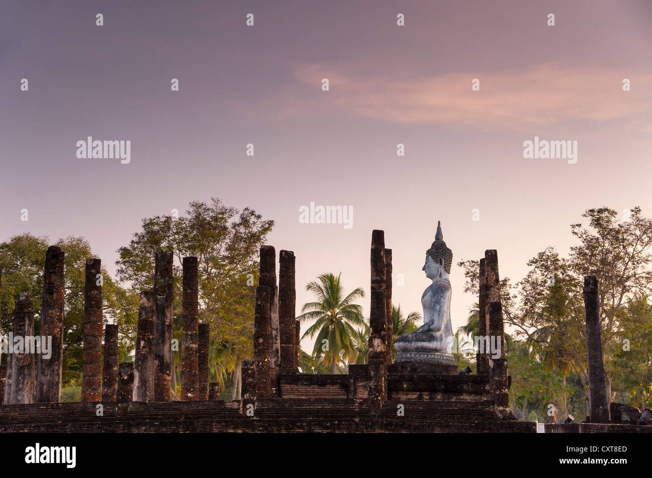 Sitzende Buddha-Statue im Wat Sa Si oder Sra Sri Tempel, Sukhothai Historical Park, UNESCO-Weltkulturerbe, Nord-Thailand Stockfoto