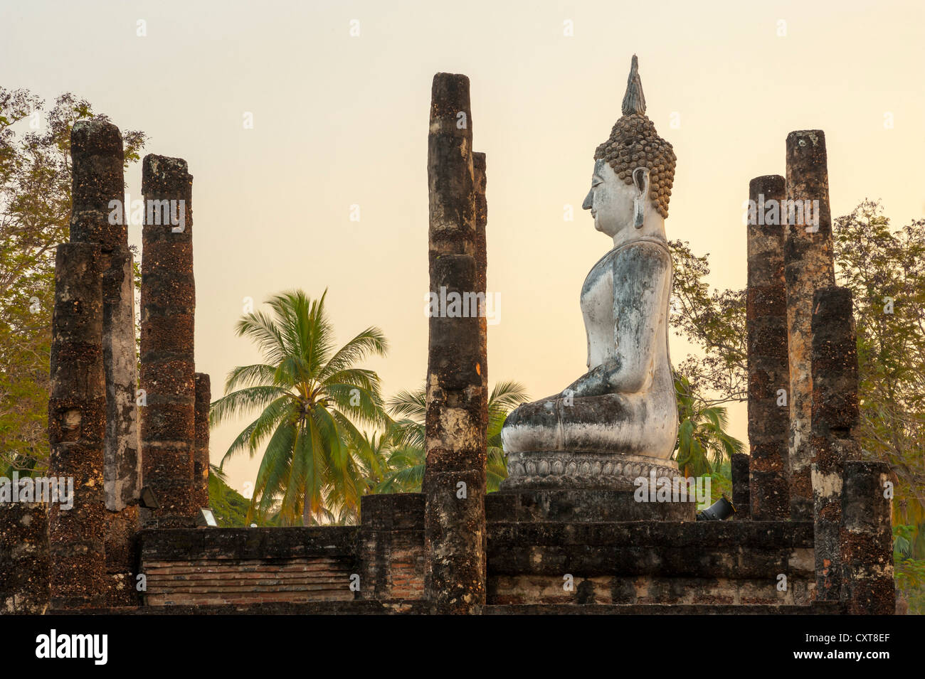 Sitzende Buddha-Statue im Wat Sa Si oder Sra Sri Tempel, Sukhothai Historical Park, UNESCO-Weltkulturerbe, Nord-Thailand Stockfoto