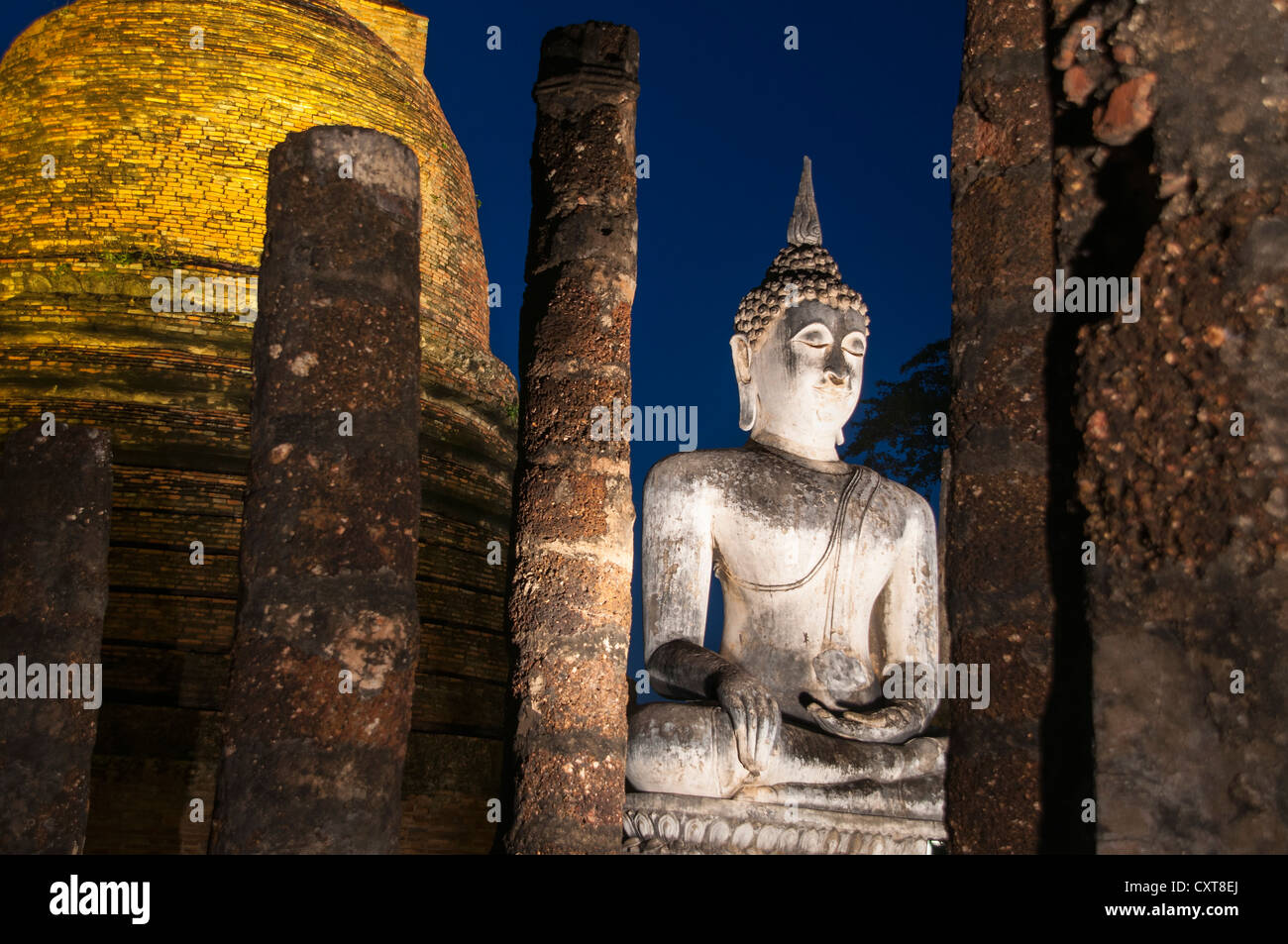 Sitzende Buddha-Statue im Wat Sa Si oder Sra Sri Tempel, in der Nacht, Sukhothai Historical Park, UNESCO-Weltkulturerbe Stockfoto