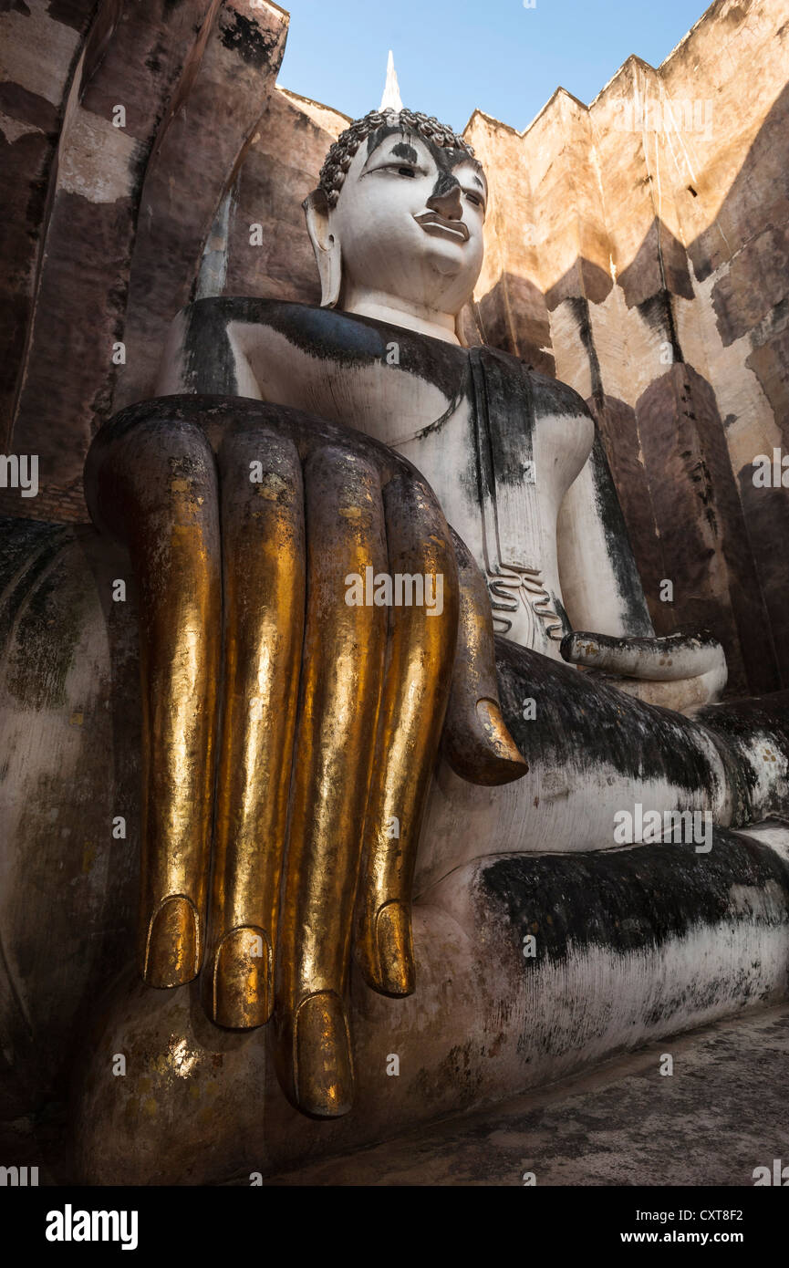Sitzende Buddha-Statue mit seiner Hand verziert mit Blattgold, Wat Sri Chum Tempel, Sukhothai Historical Park Stockfoto