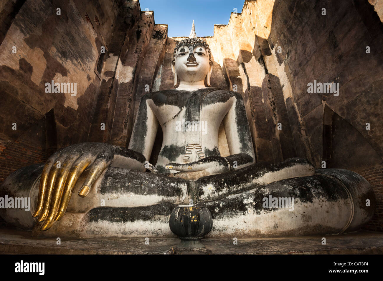 Sitzende Buddha-Statue mit seiner Hand verziert mit Blattgold, Wat Sri Chum Tempel, Sukhothai Historical Park Stockfoto