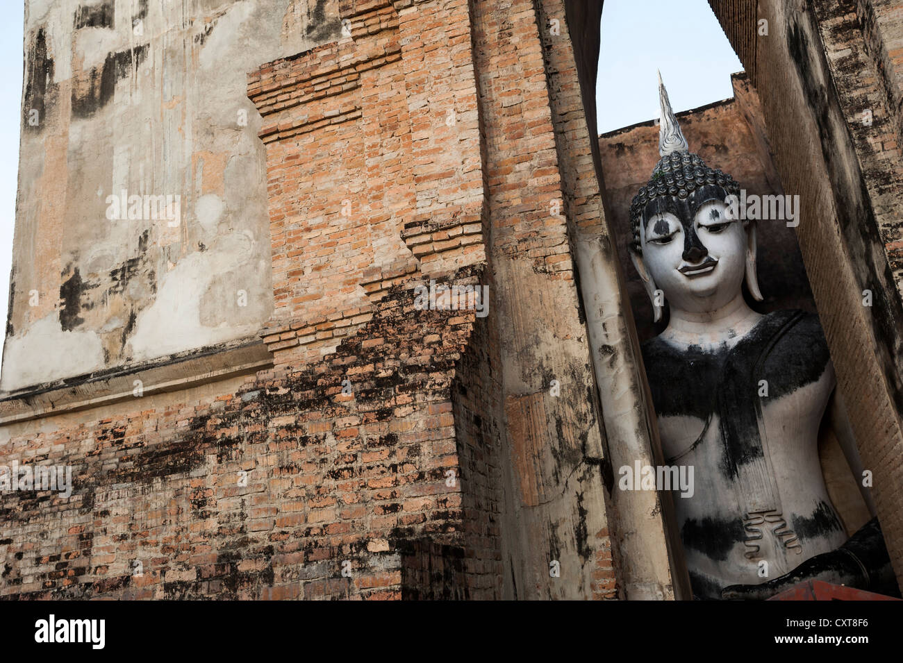 Sitzende Buddha-Statue im Wat Sri Chum Tempel Sukhothai Historical Park, UNESCO-Weltkulturerbe, Nord-Thailand, Thailand Stockfoto