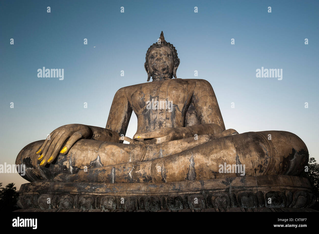 Sitzende Buddha-Statue im Tempel Wat Mahathat, Sukhothai Historical Park, UNESCO-Weltkulturerbe, Nord-Thailand, Thailand Stockfoto