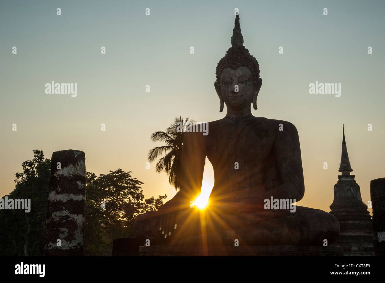 Sitzende Buddha-Statue im Tempel Wat Mahathat, Sukhothai Historical Park, UNESCO-Weltkulturerbe, Nord-Thailand, Thailand Stockfoto
