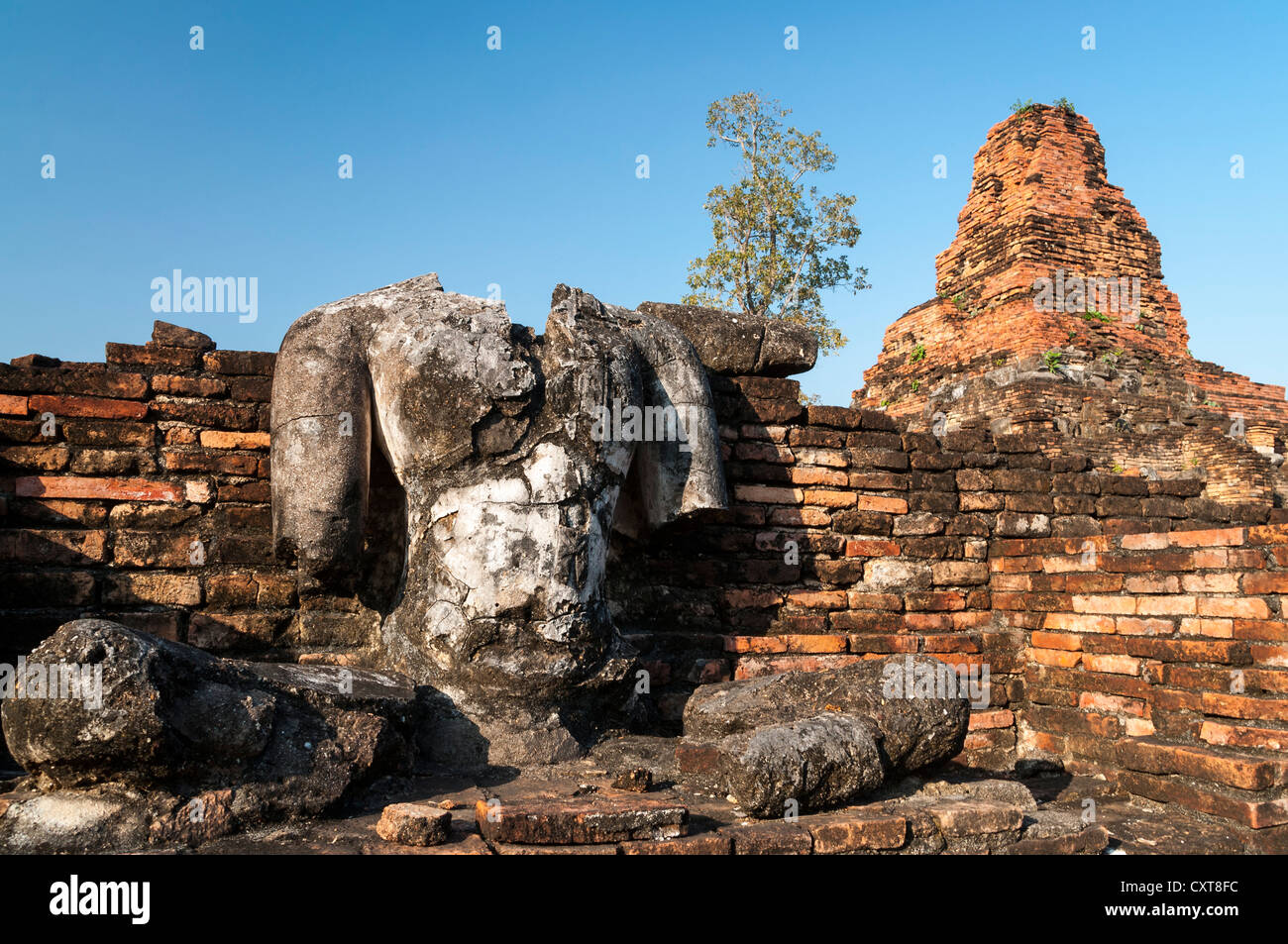 Kopflose Statue eines sitzenden Buddha, Wat Phra Phai Luang Tempel, Sukhothai Historical Park, UNESCO-Weltkulturerbe Stockfoto