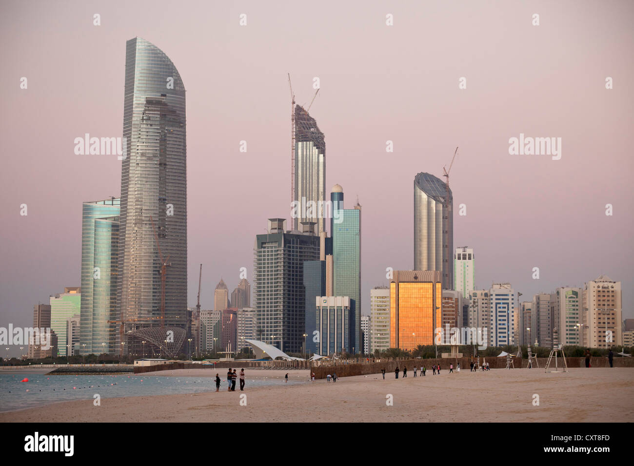 Öffentlicher Strand und Skyline bei Dämmerung, Abu Dhabi, Vereinigte Arabische Emirate, Asien Stockfoto