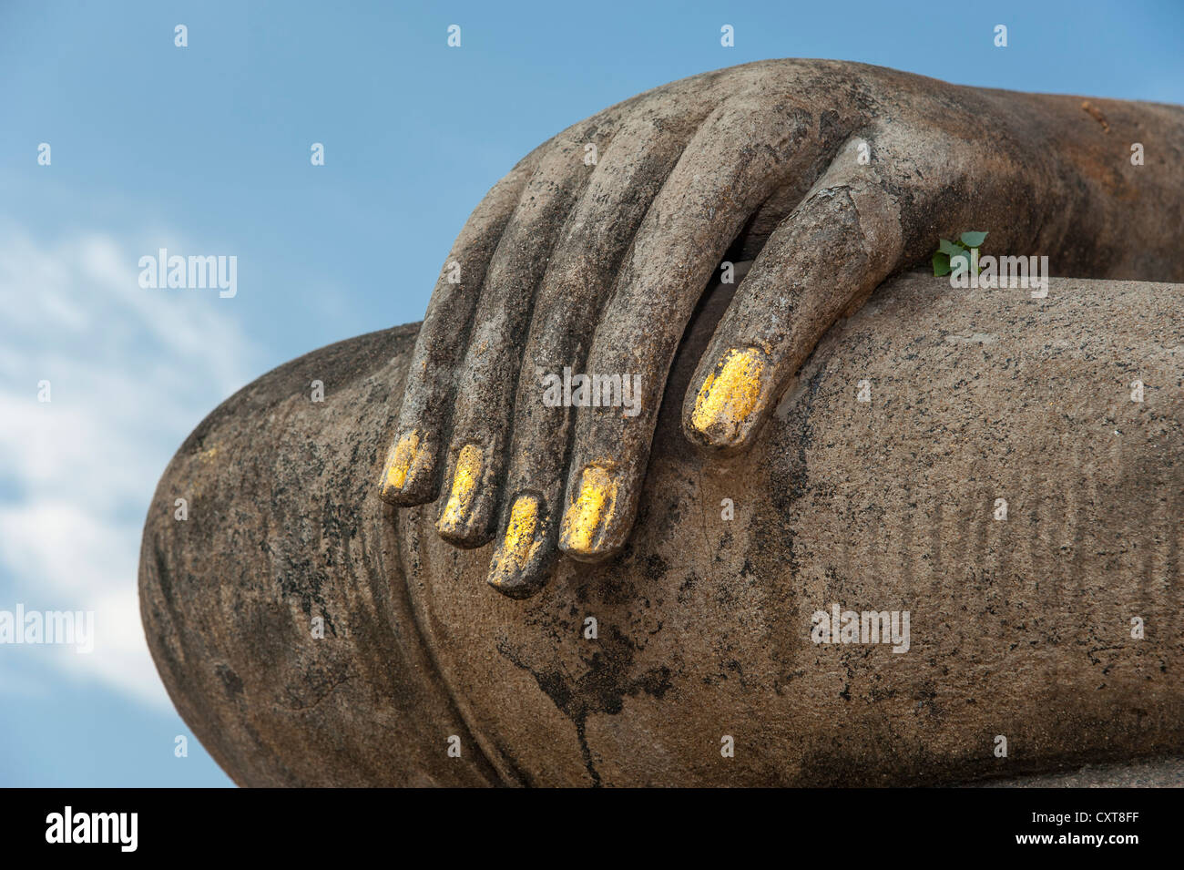 Sitzender Buddha im Tempel Wat Mahathat, Detail, Hand verziert mit Blattgold, Sukhothai Historical Park Stockfoto