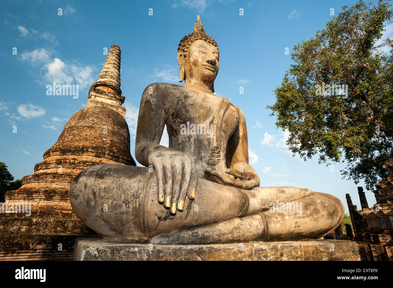 Sitzende Buddha-Statue im Tempel Wat Mahathat, Sukhothai Historical Park, UNESCO-Weltkulturerbe, Nord-Thailand, Thailand Stockfoto
