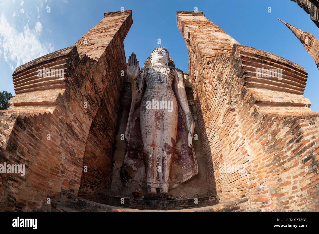 Phra Attharot, stehende Buddha-Statue im Wat Mahathat Tempel, Sukhothai Historical Park, UNESCO-Weltkulturerbe Stockfoto