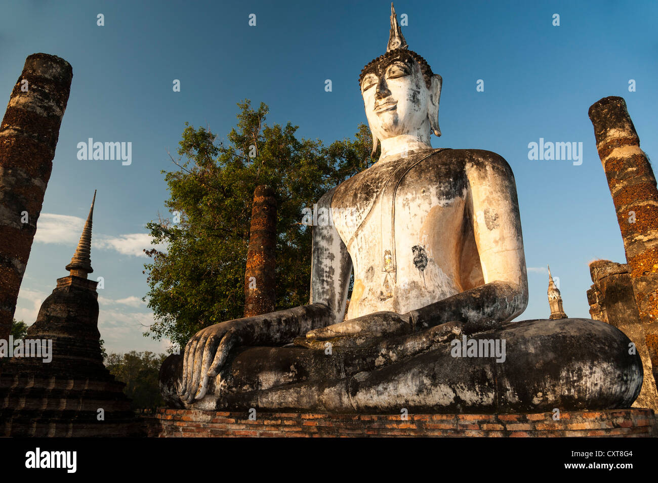 Sitzende Buddha-Statue im Tempel Wat Mahathat, Sukhothai Historical Park, UNESCO-Weltkulturerbe, Nord-Thailand, Thailand Stockfoto