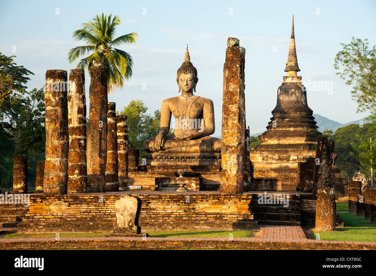 Sitzende Buddha-Statue, Wat Mahathat Tempel, Sukhothai Historical Park, UNESCO World Heritage Site, Nord-Thailand, Thailand Stockfoto