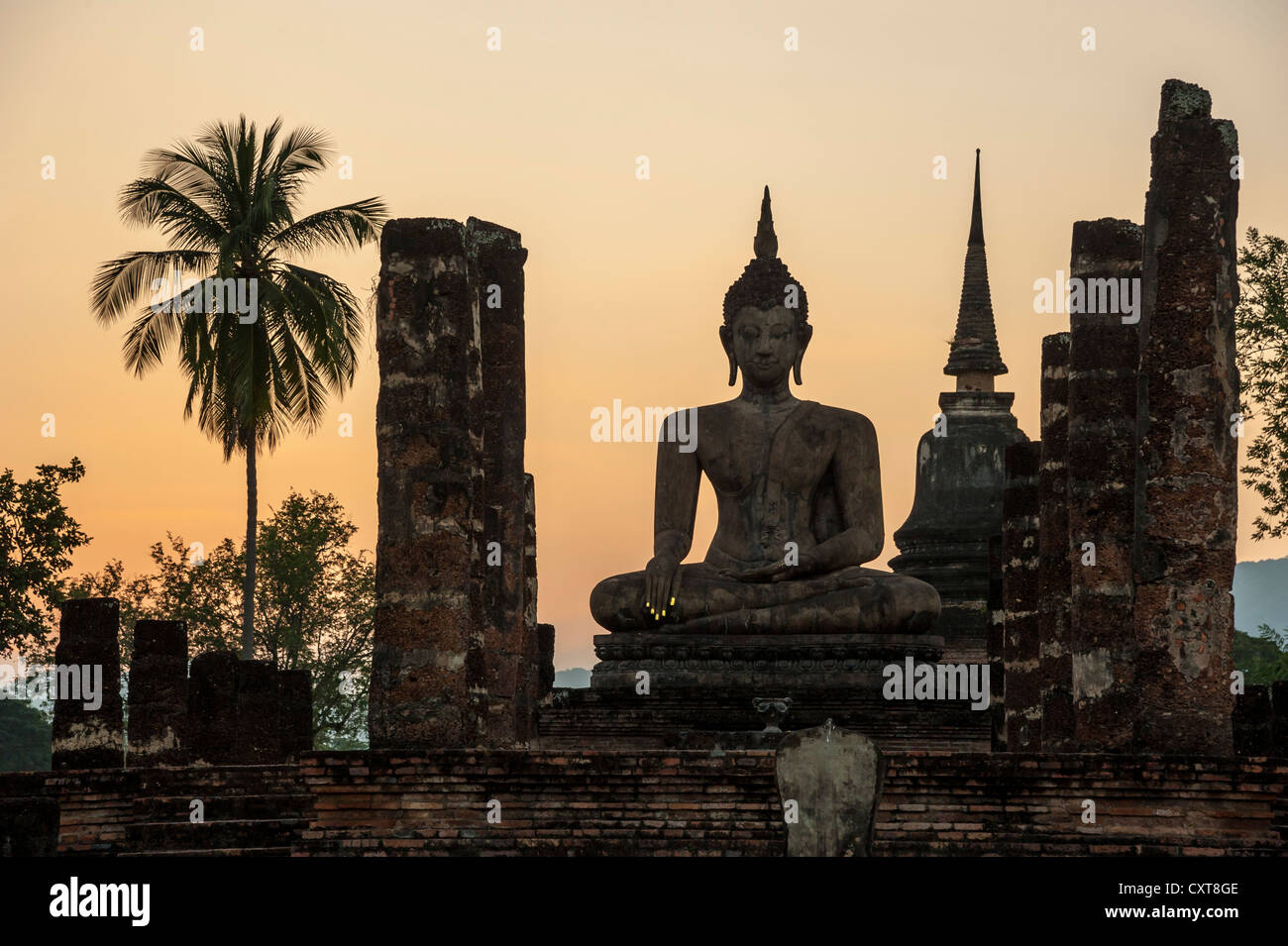Silhouette der eine sitzende Buddha-Statue in der Abenddämmerung, Wat Mahathat Tempel, Sukhothai Historical Park, UNESCO-Weltkulturerbe Stockfoto