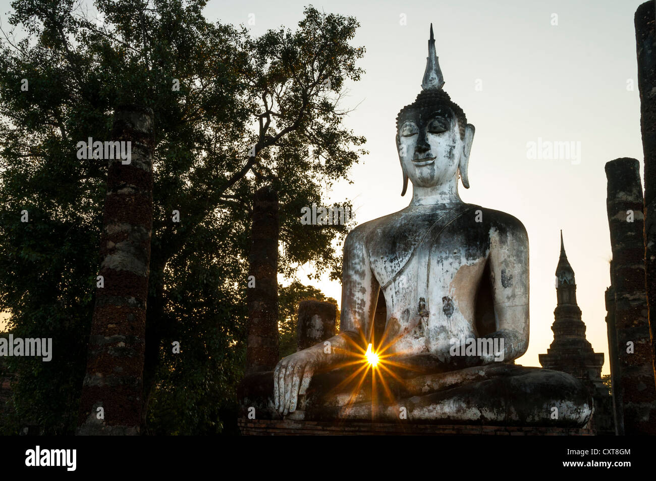 Sitzende Buddha-Statue mit der Sonne im Wat Mahathat Tempel, Sukhothai Historical Park, UNESCO-Weltkulturerbe Stockfoto