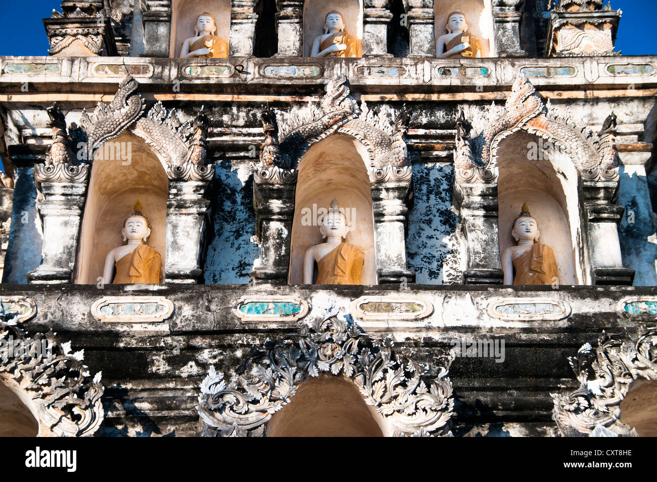 Buddha-Statuen, Pagode oder Chedi, Wat Chedi Liam, restauriert Wiang Kum Kam Siedlung, Chiang Mai, Nord-Thailand, Thailand Stockfoto