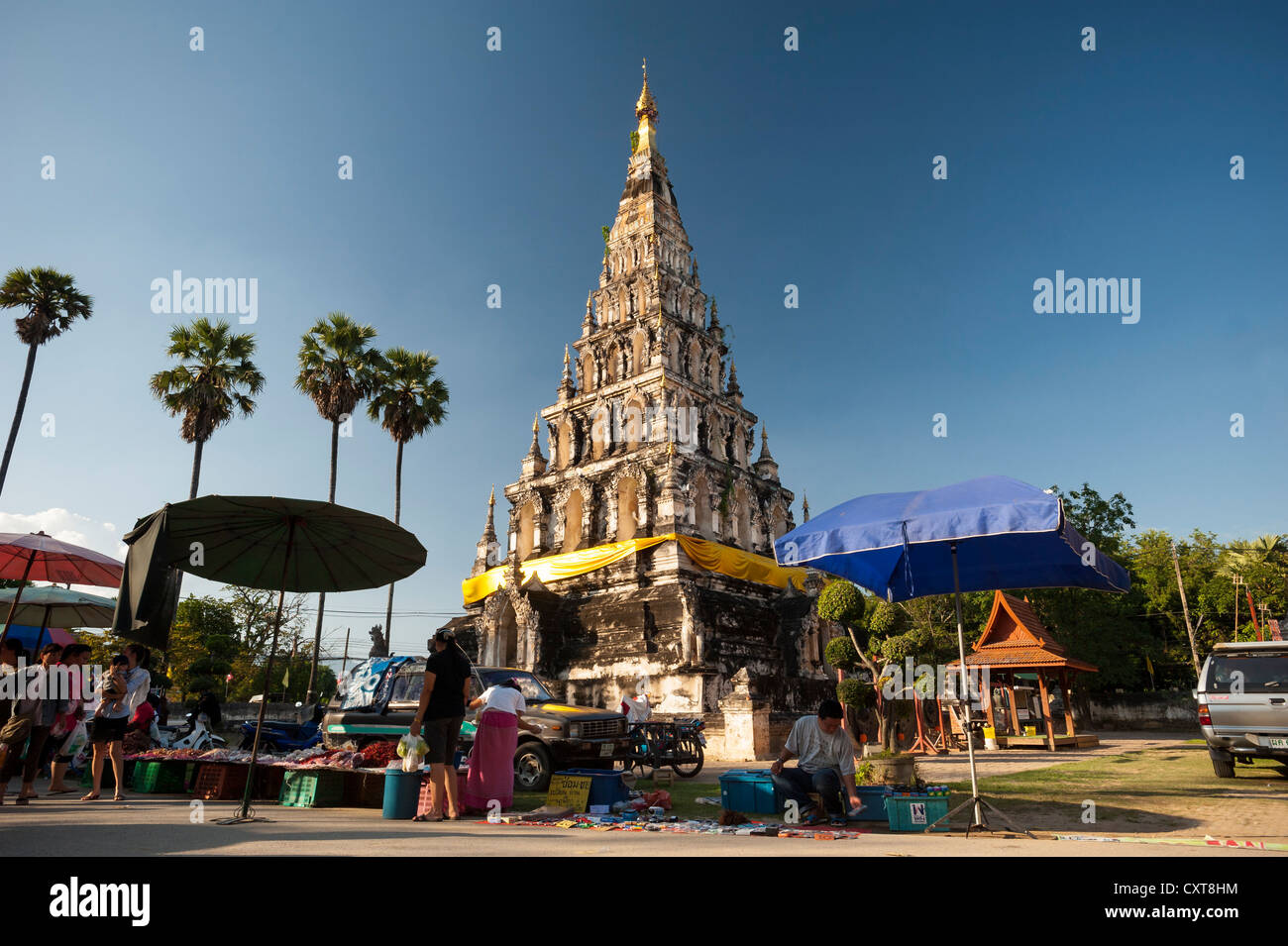 Ungewöhnliche quadratische Pagode oder Chedi, Wat Chedi Liam und Markt wiederhergestellt Wiang Kum Kam Siedlung, Chiang Mai, Nordthailand Stockfoto