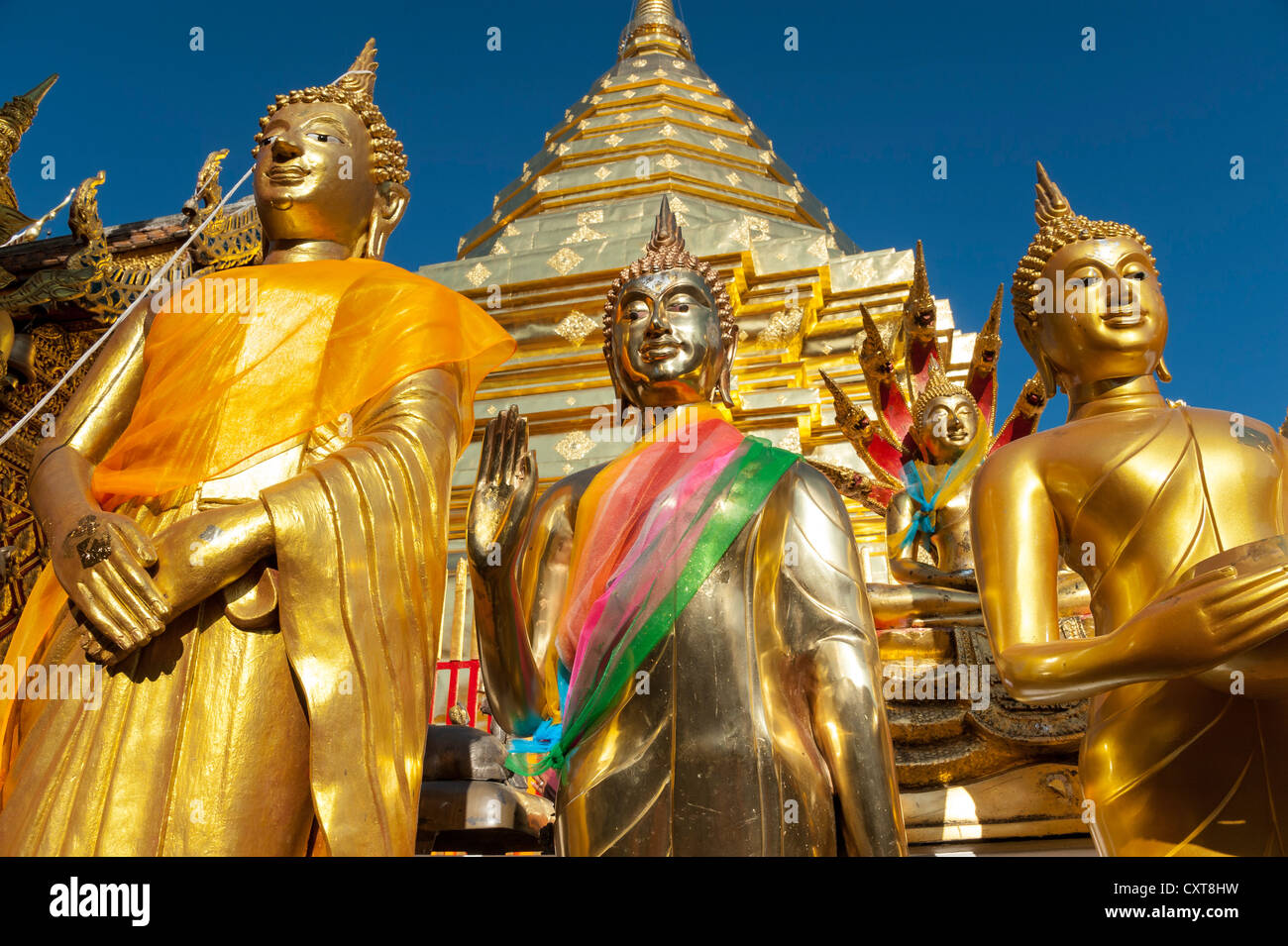 Goldenen Buddha-Statuen und eine Goldene Pagode oder Chedi, Wat Phra, die Doi Suthep, Chiang Mai, Nord-Thailand, Thailand, Asien Stockfoto