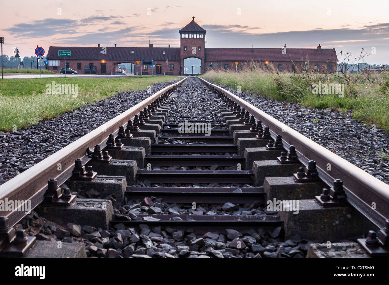 Gleise und Eingangstor ins KZ Auschwitz-Birkenau, Auschwitz, Kleinpolen, Polen, Europa Stockfoto