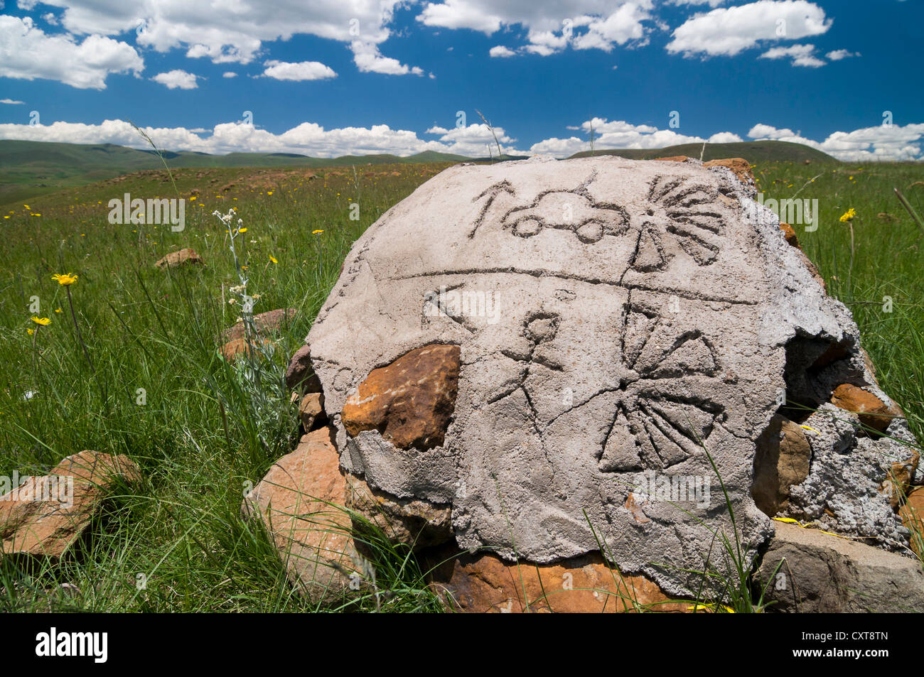 Markieren Sie auf einem Stein zeigt eine Spur, die Highlands, Drakensberge, Königreich Lesotho, Südafrika Stockfoto