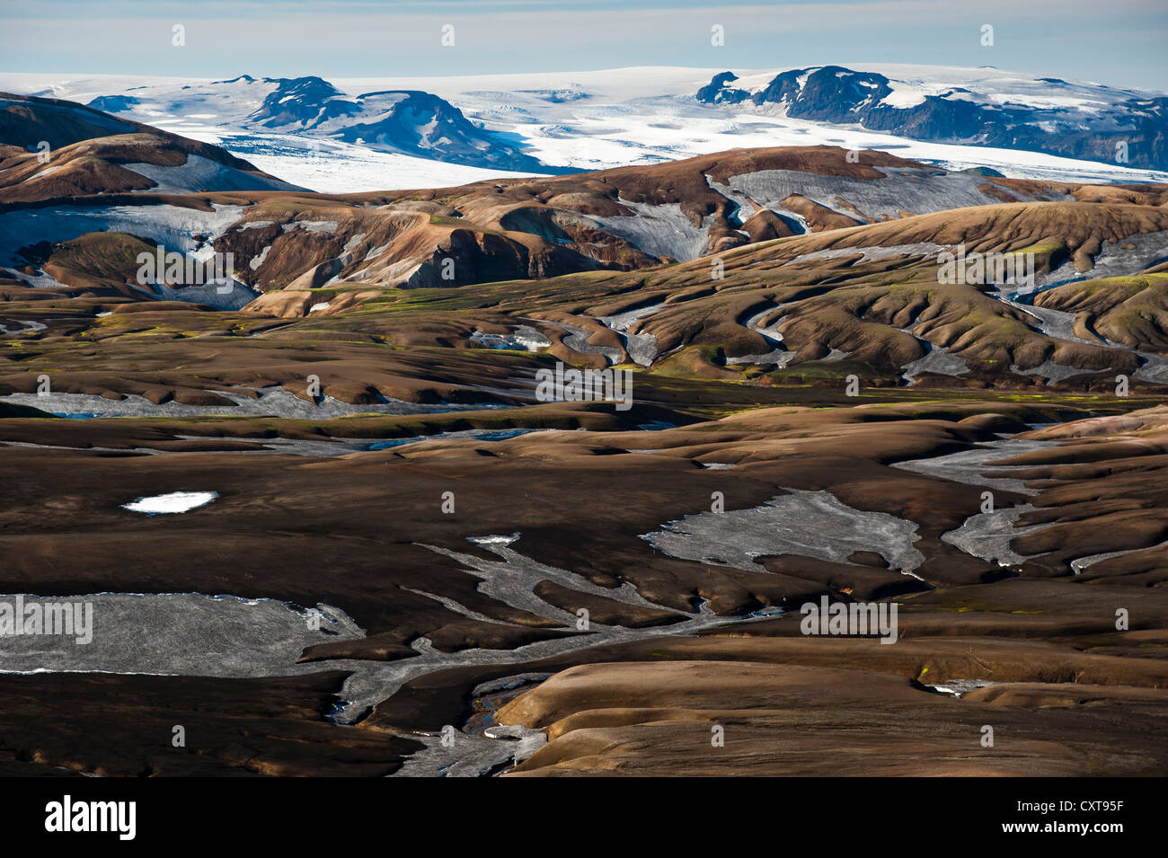 Rhyolith Berge bedeckt mit Schnee und Asche auf dem Laugavegur-Wanderweg, Hrafntinnusker-Álftavatn, Fjallabak Naturschutzgebiet Stockfoto