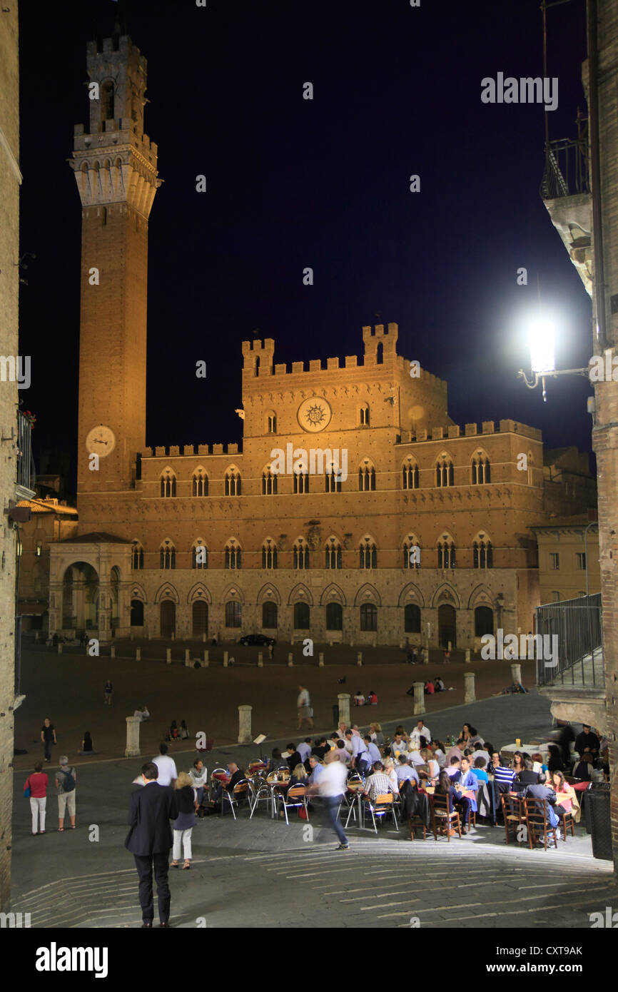 Palazzo Pubblico Palast, Piazza del Campo Platz in den Abend, Siena, Toskana, Italien, Europa Stockfoto