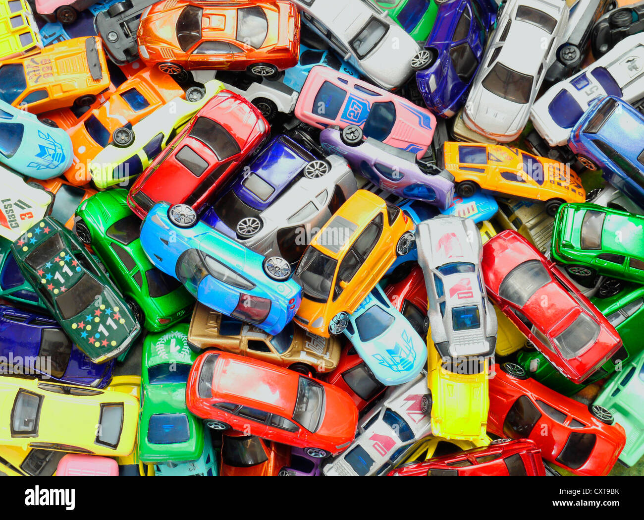 Viele Spielzeugautos auf einem Haufen Stockfoto
