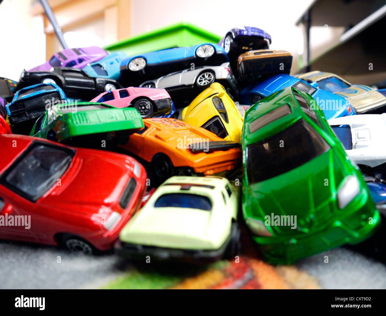 Spielzeugautos in einem Stapel Stockfoto