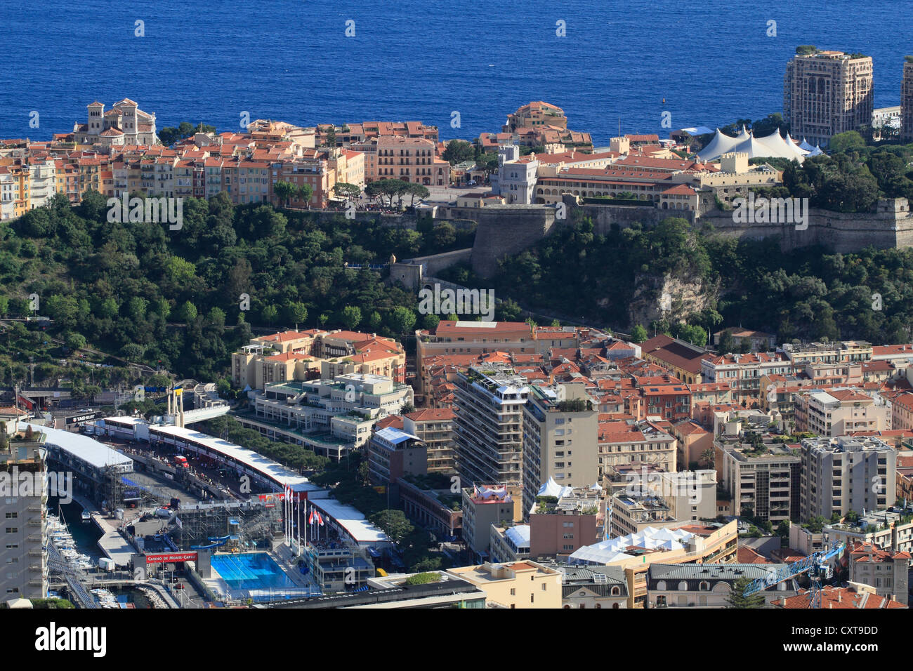 Das Fürstentum Monaco während des Formel 1 Grand Prix mit Boxengasse, Schwimmbad-Kurve, Altstadt mit Kathedrale und Stockfoto