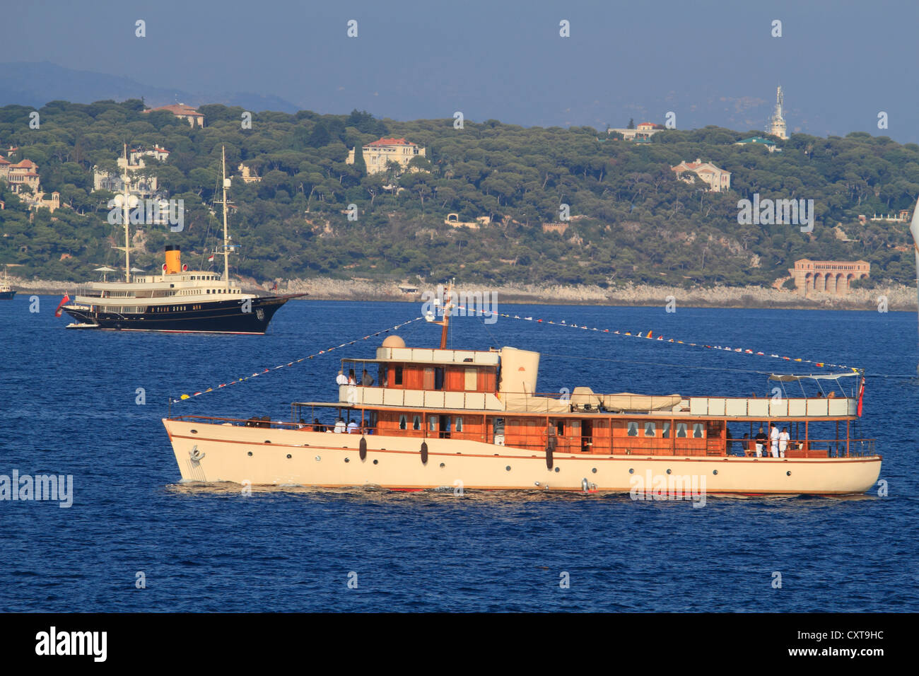 Motoryacht, Over The Rainbow, gebaut von Dickie & Söhne, Länge von 35 m, Baujahr 1930, vor Monaco vor Cap Martin Stockfoto