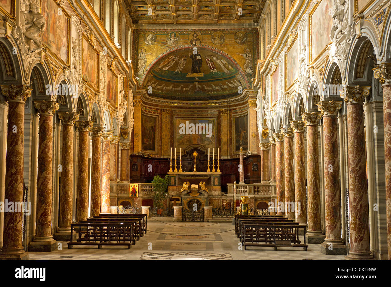 Innenansicht der Apsis mit dem Altar, Basilika San Marco im Palast Palazzo Venezia, Piazza Venezia Quadrat, Rom Stockfoto