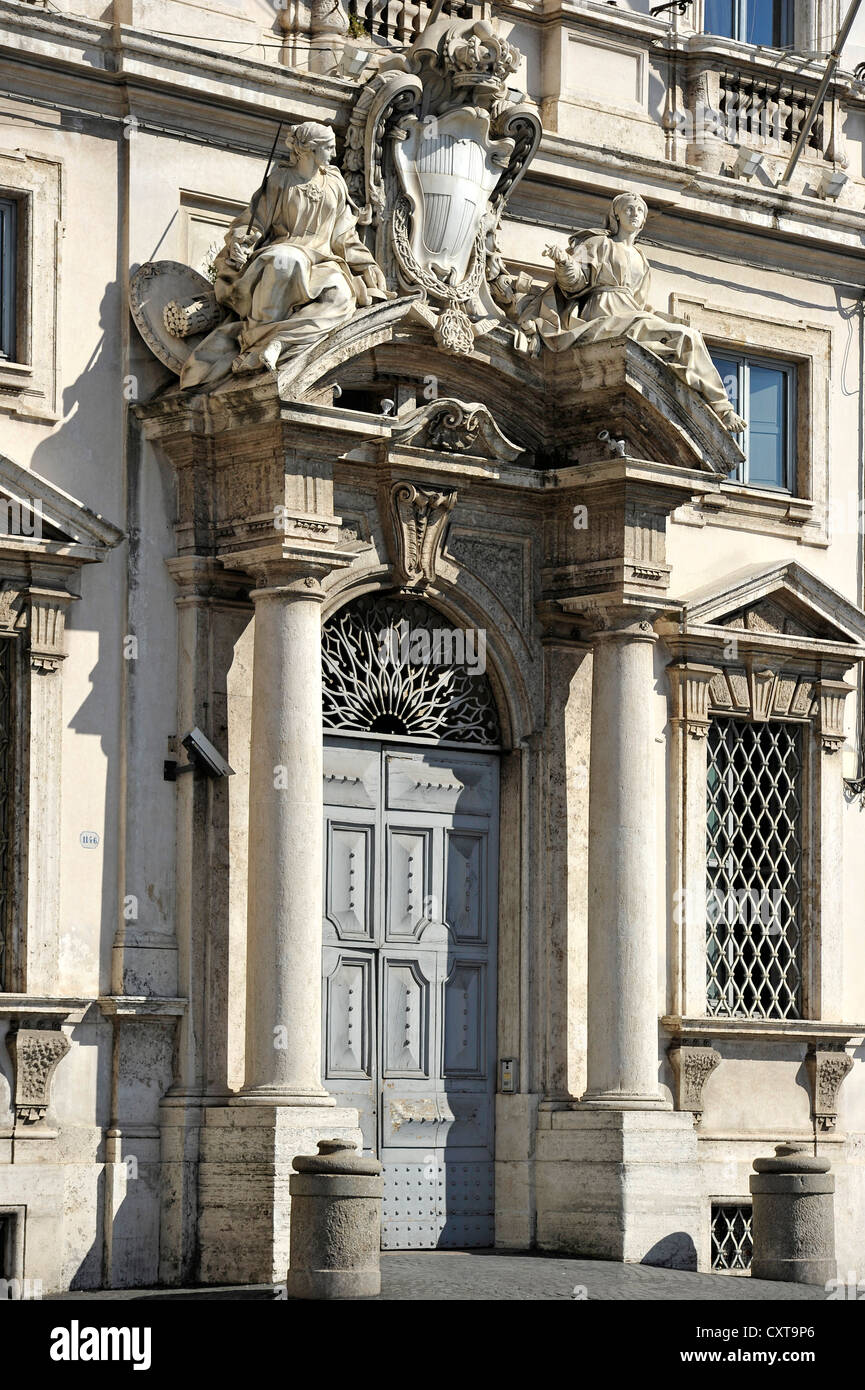 Eingang des konstitutionellen Gericht Palazzo della Consulta Palastes von Ferdinando Fuga, Platz Piazza del Quirinale, Rom Stockfoto