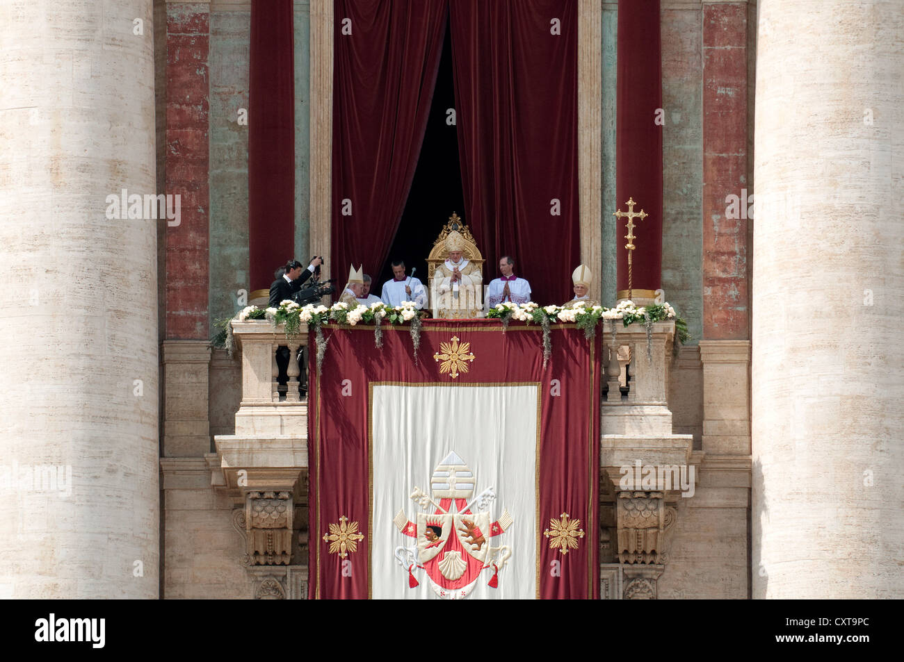 Der Petersdom mit Papst Benedict XVI, Papst geben den Segen Urbi et Orbi, Balkon Loggia delle Benedizioni Stockfoto