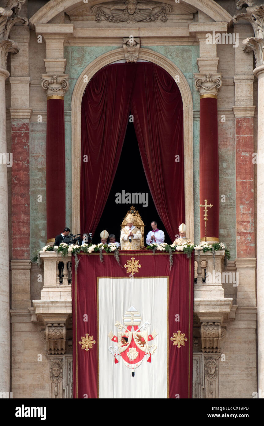 Der Petersdom mit Papst Benedict XVI, Papst geben den Segen Urbi et Orbi, Balkon Loggia delle Benedizioni Stockfoto