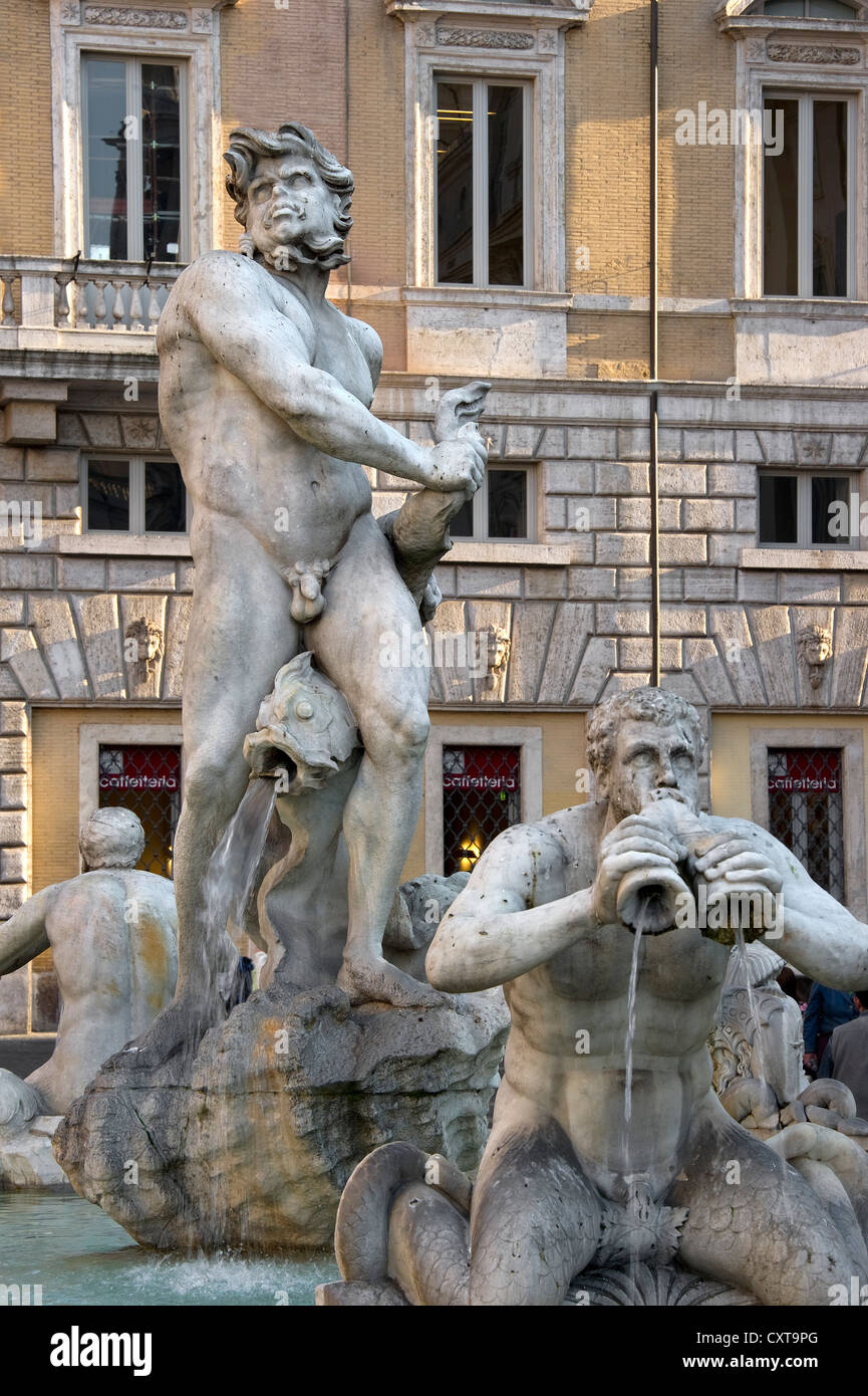 Statue von einem afrikanischen Mann kämpfen gegen ein Delphin, von Antonio Mari, Fontana del Moro-Brunnen, Piazza Navona Platz, Rom Stockfoto