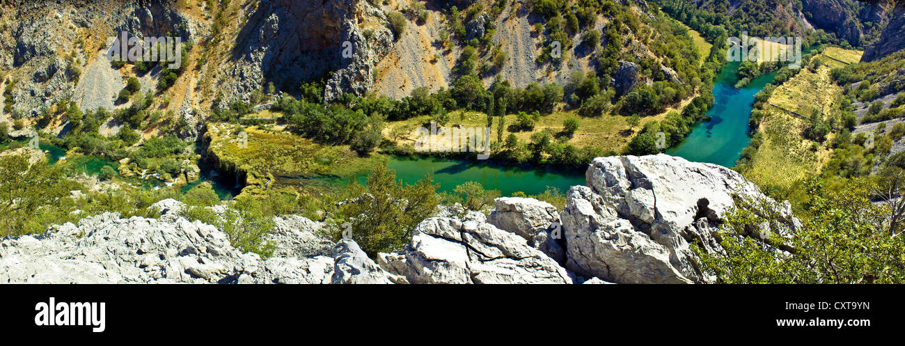 Zrmanja Fluss Canyon - Krupa Mund und Visoki Buk Wasserfall Panorama Luftaufnahme, Dalmatien, Kroatien Stockfoto