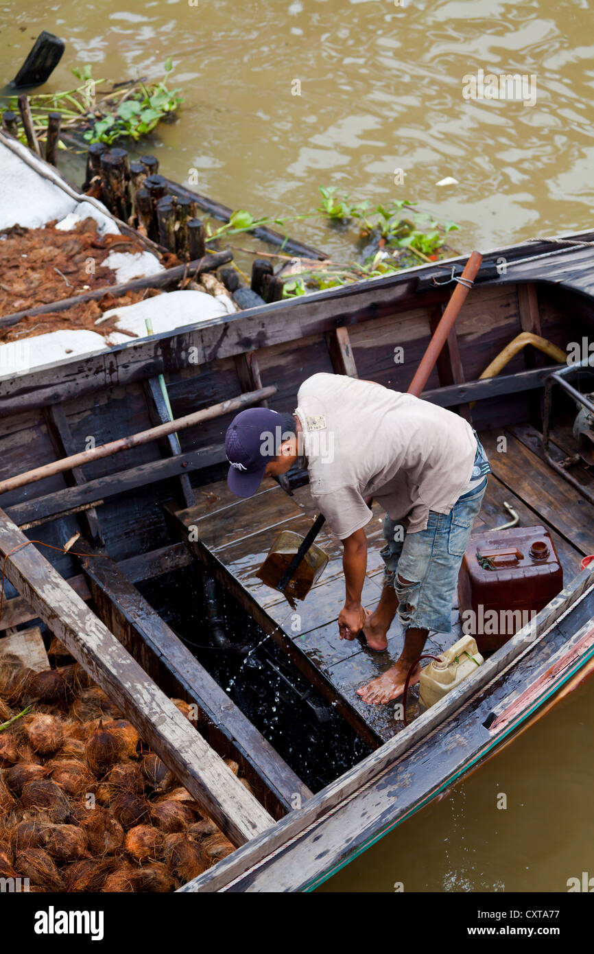Mann auf einem Boot in Banjarmasin, Indonesien Stockfoto