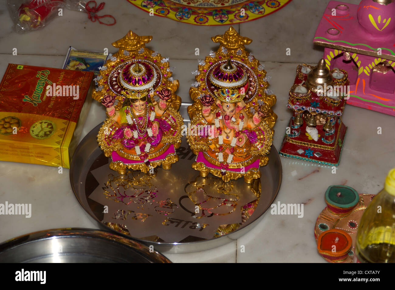 Statue der Göttin Lakshmi und Lord Ganesh als Teil der Gebete während Diwali. Gebete werden während der Festlichkeiten zu diesen Göttern angeboten. Stockfoto