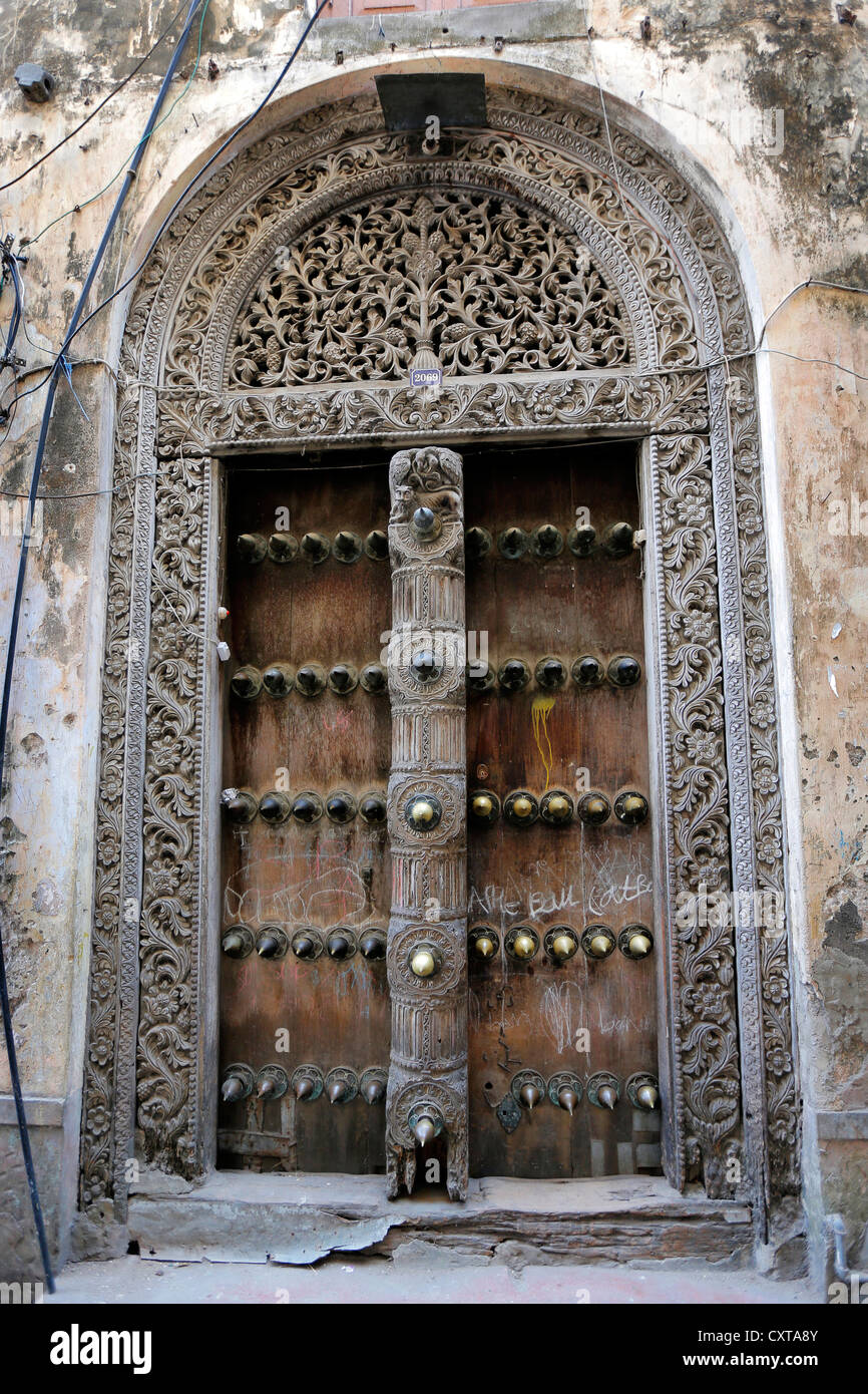 Alte verzierte arabische Tür in Stone Town Sansibar Tansania Stockfoto