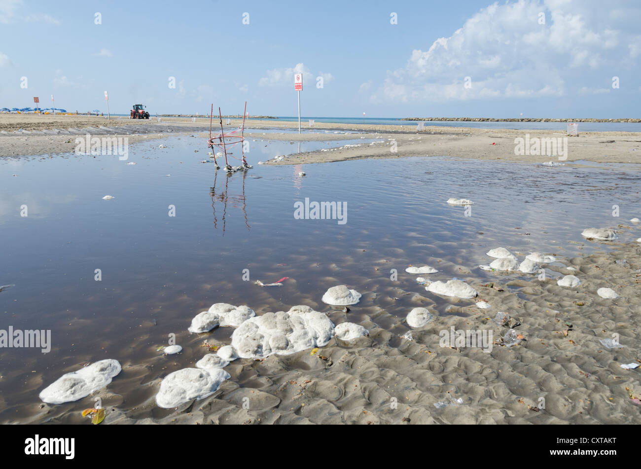 Pollutiion am Strand von Tel Aviv wegen Abwasser Überlauf. Tel Aviv. Israel. Stockfoto