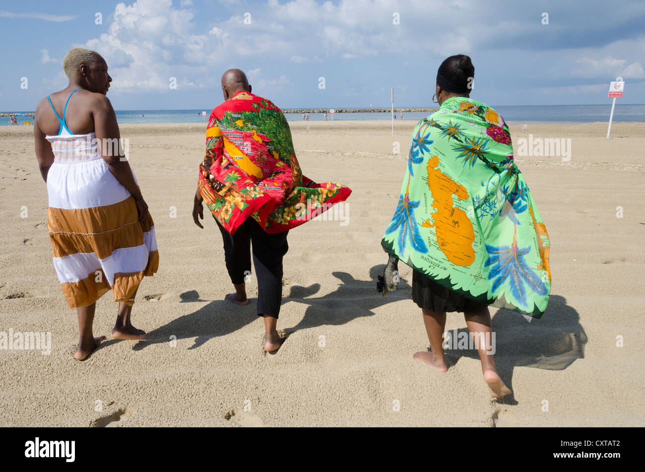 3 schwarze Frauen am Strand. Tel Aviv. Israel. Stockfoto