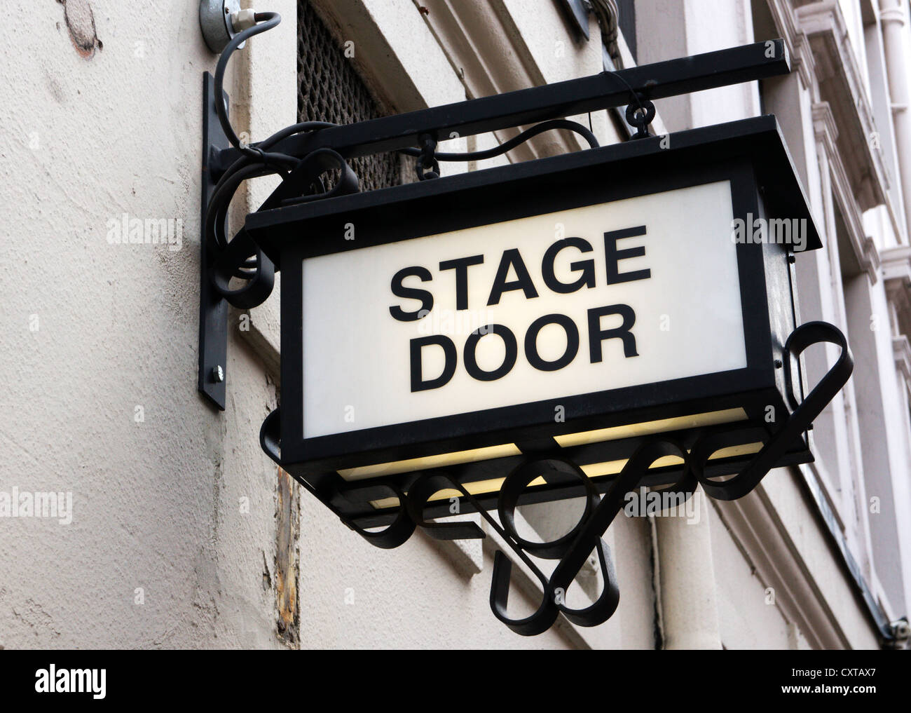 Stage Door Schild außerhalb St. Martin Theatre, London.  Links zeigt Zeichen finden Sie unter CYTDT6. Stockfoto