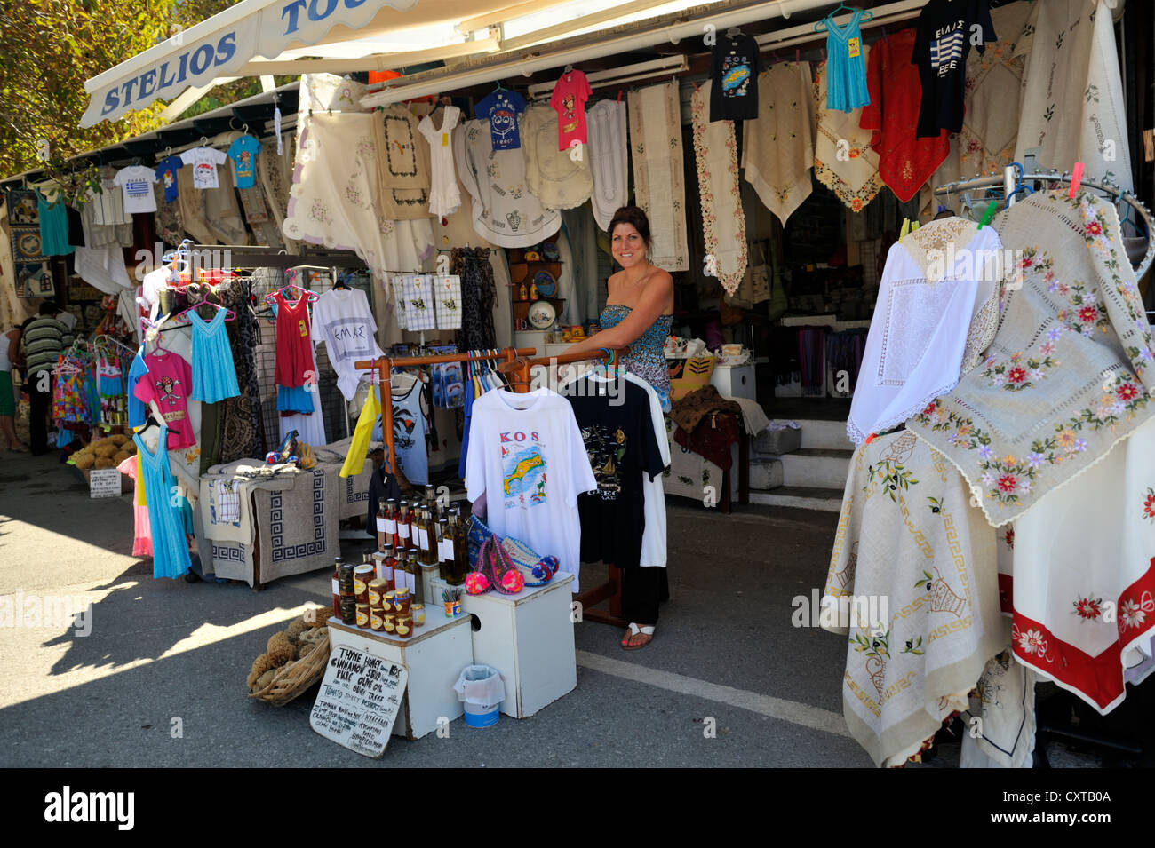 Frau im Souvenirladen mit Spitze und andere Souvenirs im Dorf Zia, Insel Kos, Griechenland Stockfoto