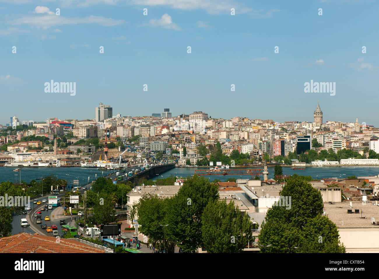 Türkei, Istanbul, Blick von Unkapani über das Goldene Horn mit der Atatürk Brücke (Unkapani Brücke) in Beyoglu Stockfoto