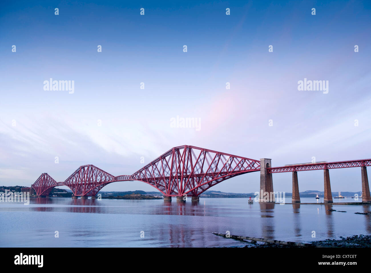 Die Forth Rail Bridge aus South Queensferry, Schottland. Stockfoto