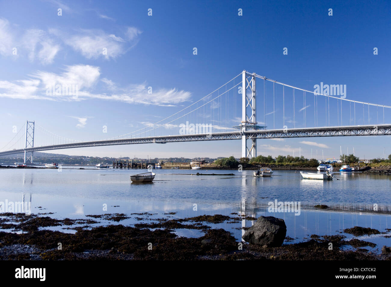 Die Forth Road Bridge von North Queensferry Fife Schottland gesehen. Stockfoto