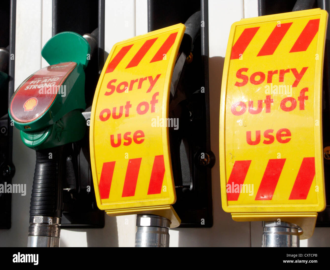 Es tut uns leid aus Verwendung Etiketten auf Diesel und Benzin Kraftstoff Pumpe uk Großbritannien Stockfoto