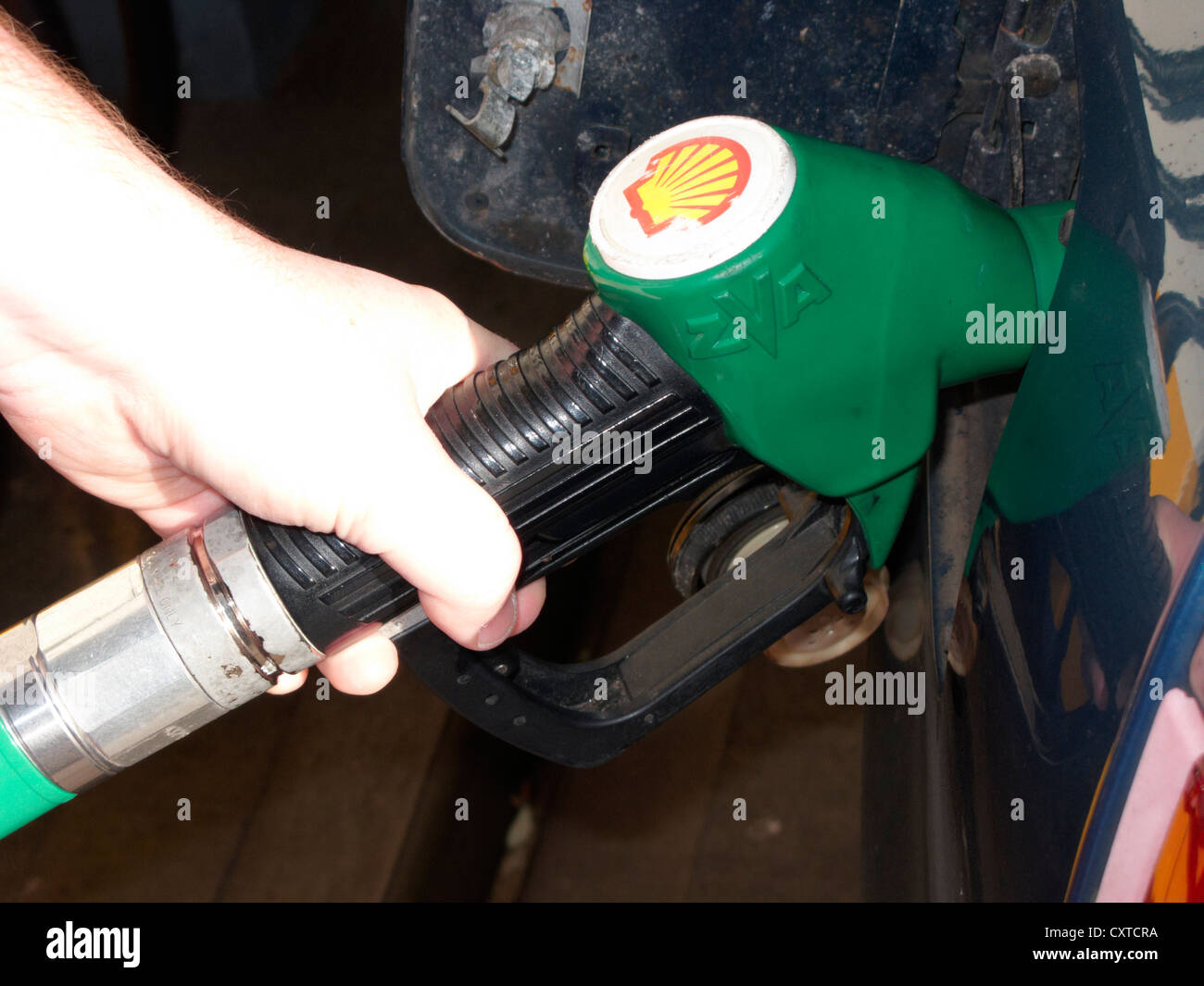 Mann mit Shell bleifrei Benzin Kraftstoff Pumpe uk Großbritannien Stockfoto