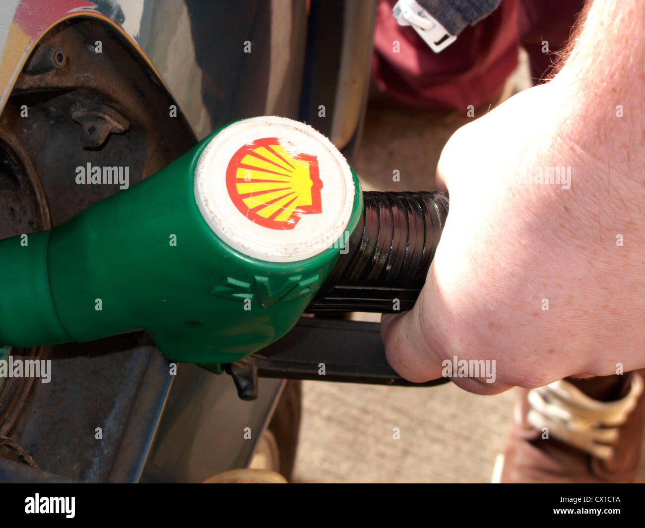 Mann mit Shell bleifrei Benzin Kraftstoff Pumpe uk Großbritannien Stockfoto