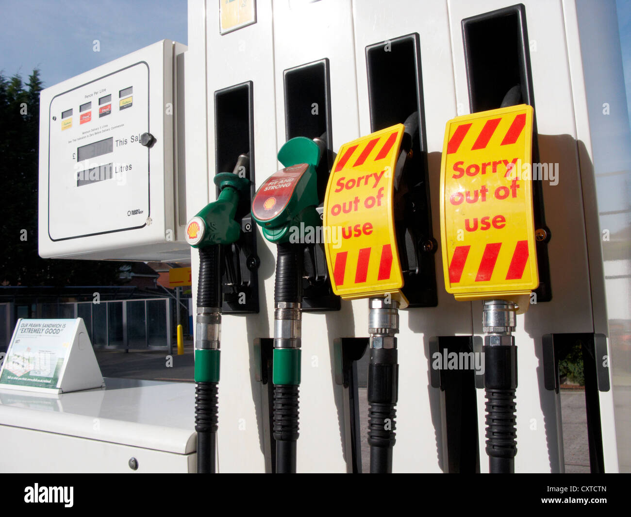 Es tut uns leid aus Verwendung Etiketten auf Diesel und Benzin Kraftstoff Pumpe uk Großbritannien Stockfoto