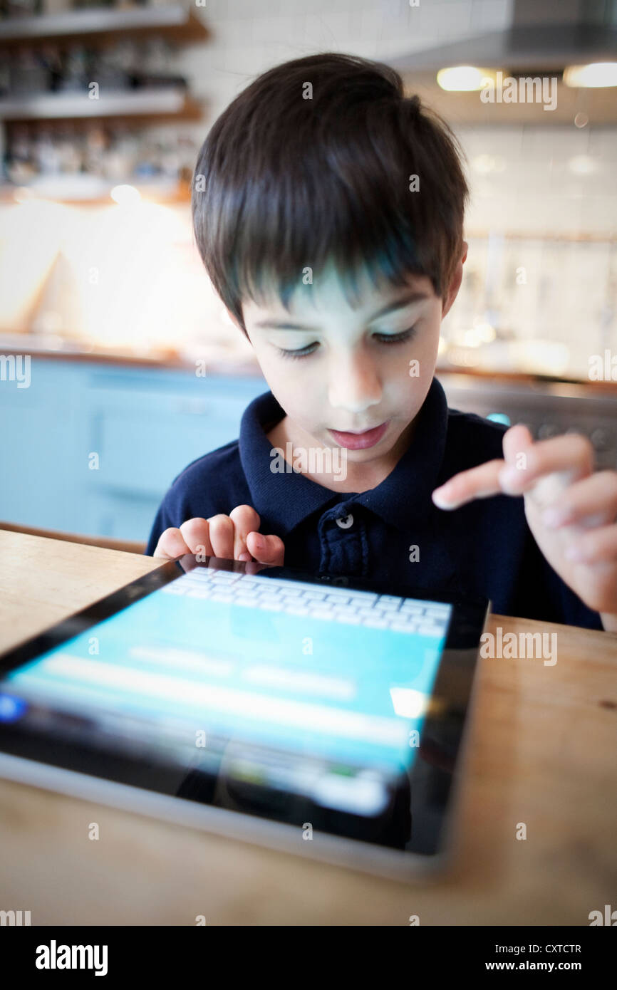 Junge mit digital-Tablette auf Tisch, Nahaufnahme Stockfoto